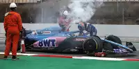 Fernando Alonso an seinem rauchenden Alpine A522
