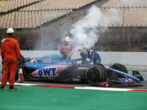 Fernando Alonso an seinem rauchenden Alpine A522 Titel-Bild zur News: Fernando Alonso an seinem rauchenden Alpine A522