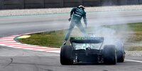 Sebastian Vettel stellt seinen rauchenden Aston Martin AMR22 bei den Formel-1-Testfahrten in Barcelona 2022 ab