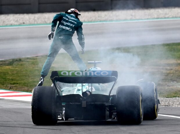 Sebastian Vettel stellt seinen rauchenden Aston Martin AMR22 bei den Formel-1-Testfahrten in Barcelona 2022 ab