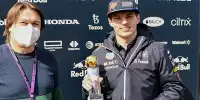 Redakteur Oleg Karpow übergibt Max Verstappen den Motorsport-Total.com-Award 2021