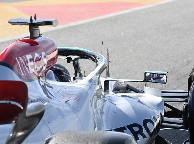 Titel-Bild zur News: Lewis Hamilton (Mercedes W13) bei den Formel-1-Testfahrten in Barcelona 2022