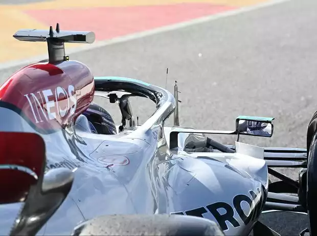 Lewis Hamilton (Mercedes W13) bei den Formel-1-Testfahrten in Barcelona 2022 Titel-Bild zur News: Lewis Hamilton (Mercedes W13) bei den Formel-1-Testfahrten in Barcelona 2022