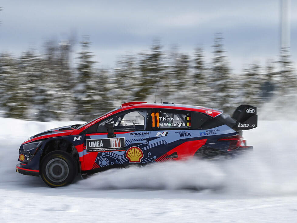 Thierry Neuvilleim Hyundai i20 N Rally1 bei der Rallye Schweden 2022