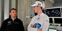 Winward-Pilot David Schumacher und Teamchef Christian Hohenadel bei den Testfahrten für die DTM-Saison 2022 in Portimao