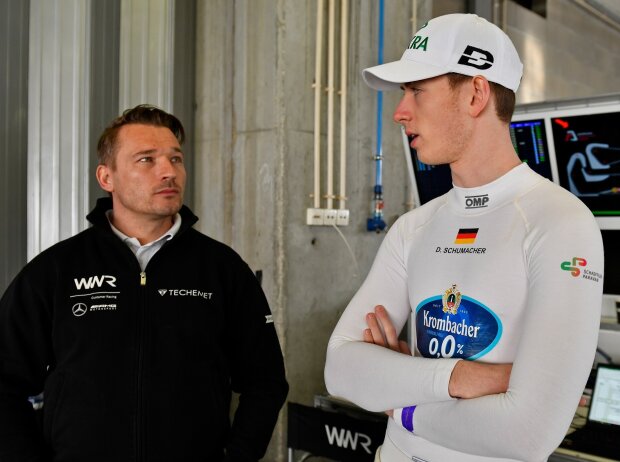 Titel-Bild zur News: Winward-Pilot David Schumacher und Teamchef Christian Hohenadel bei den Testfahrten für die DTM-Saison 2022 in Portimao