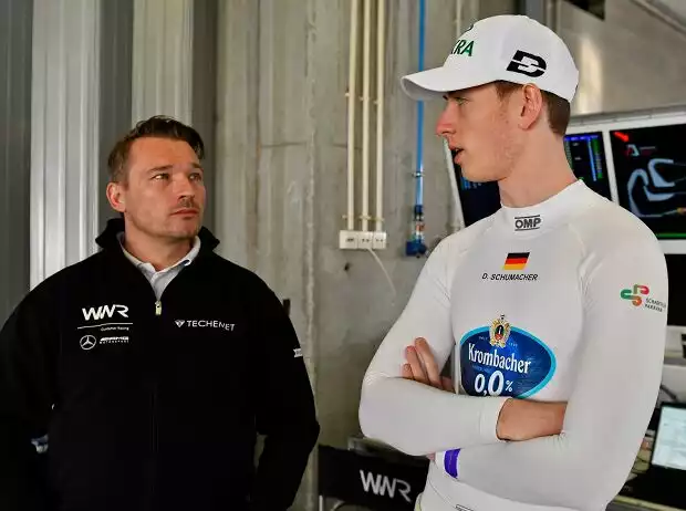 Winward-Pilot David Schumacher und Teamchef Christian Hohenadel bei den Testfahrten für die DTM-Saison 2022 in Portimao Titel-Bild zur News: Winward-Pilot David Schumacher und Teamchef Christian Hohenadel bei den Testfahrten für die DTM-Saison 2022 in Portimao