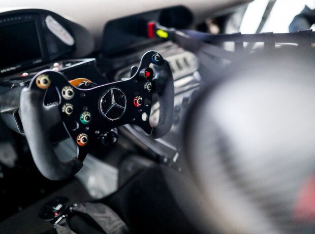 Der Mücke-Mercedes in der DTM wird über das Space-Drive-System ohne Lenksäule gelenkt Der Mücke-Mercedes in der DTM wird über das Space-Drive-System ohne Lenksäule gelenkt
