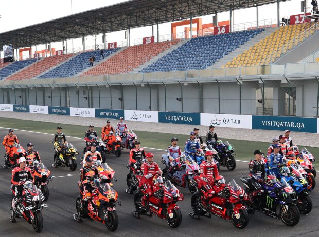 Photo de groupe : Pilotes et motos pour le Championnat du Monde MotoGP 2022 lors de l'ouverture de la saison à Losail