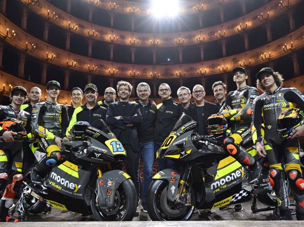 VR46: Niccolo Antonelli, Celestino Vietti (Moto2) und Luca Marini, Marco Bezzecchi (MotoGP) mit Valentino Rossi VR46: Niccolo Antonelli, Celestino Vietti (Moto2) und Luca Marini, Marco Bezzecchi (MotoGP) mit Valentino Rossi