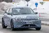 Bild zum Inhalt: Hyundai Ioniq 5 N (2023) unter kariertem Tarnanstrich versteckt