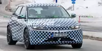 Bild zum Inhalt: Hyundai Ioniq 5 N (2023) unter kariertem Tarnanstrich versteckt