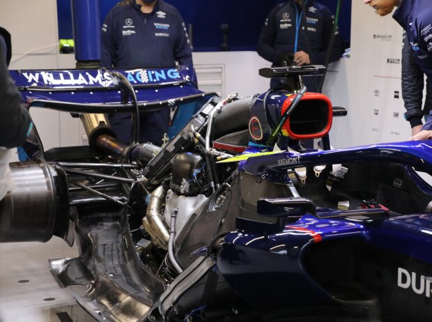 Der Williams FW44 mit geöffneter Motorenabdeckung Der Williams FW44 mit geöffneter Motorenabdeckung