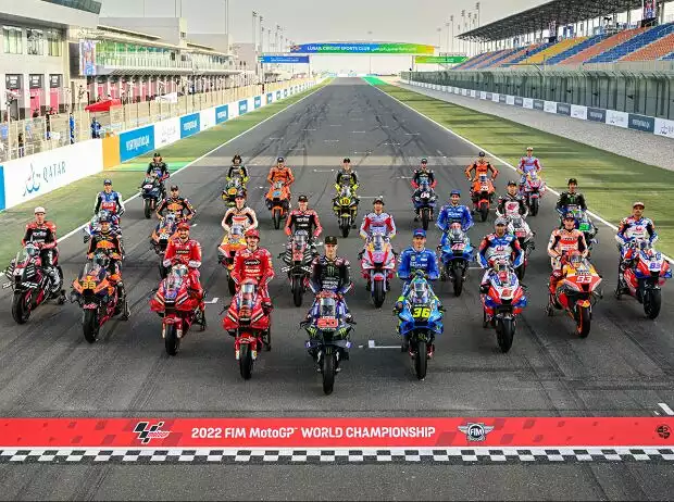 Gruppenfoto: Alle Piloten und Bikes für die MotoGP-Saison 2022 Titel-Bild zur News: Gruppenfoto: Alle Piloten und Bikes für die MotoGP-Saison 2022