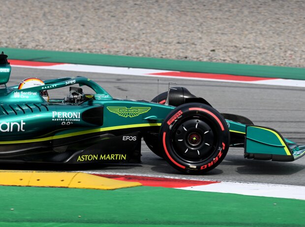 Sebastian Vettel (Aston Martin AMR22) bei den Formel-1-Testfahrten in Barcelona 2022 Sebastian Vettel (Aston Martin AMR22) bei den Formel-1-Testfahrten in Barcelona 2022