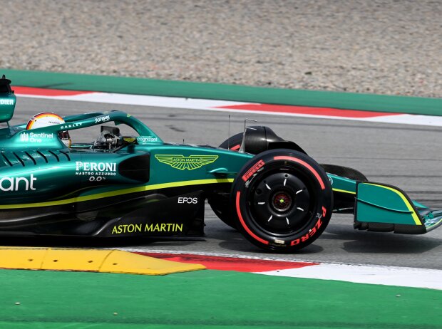 Titel-Bild zur News: Sebastian Vettel (Aston Martin AMR22) bei den Formel-1-Testfahrten in Barcelona 2022