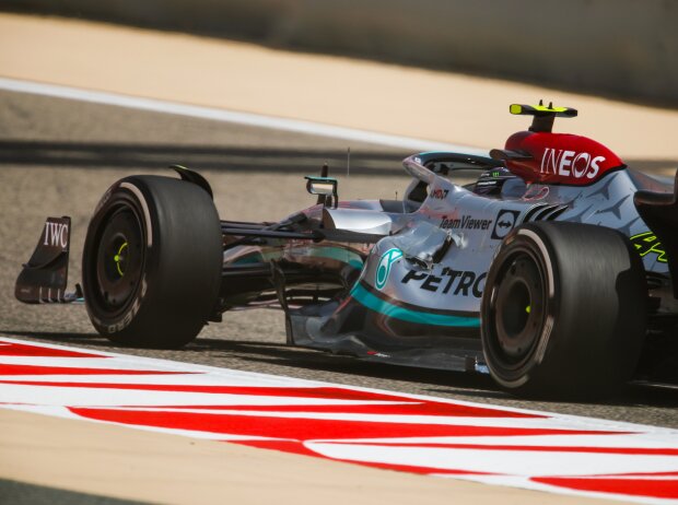Titel-Bild zur News: Lewis Hamilton (Mercedes W13) bei den Formel-1-Testfahrten 2022 in Bahrain