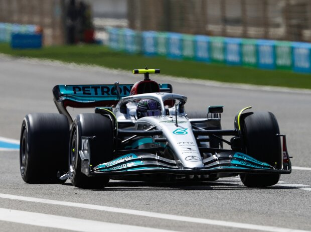 Lewis Hamilton (Mercedes W13) bei den Formel-1-Testfahrten 2022 in Bahrain