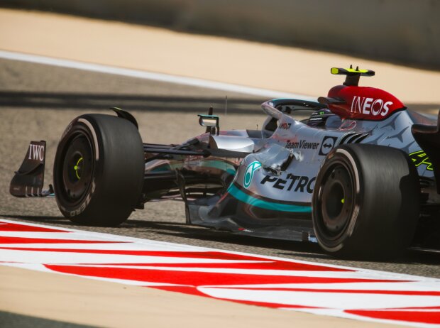 Lewis Hamilton (Mercedes W13) bei den Formel-1-Testfahrten 2022 in Bahrain