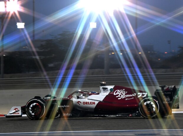 Titel-Bild zur News: Valtteri Bottas (Alfa Romeo) bei den Formel-1-Testfahrten 2022 in Bahrain
