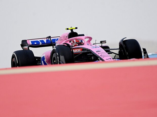Esteban Ocon (Alpine A522) bei den Formel-1-Testfahrten 2022 in Bahrain
