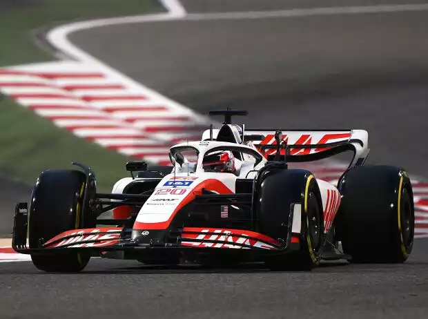 Kevin Magnussen (Haas VF-22) bei den Formel-1-Testfahrten in Bahrain 2022 Titel-Bild zur News: Kevin Magnussen (Haas VF-22) bei den Formel-1-Testfahrten in Bahrain 2022