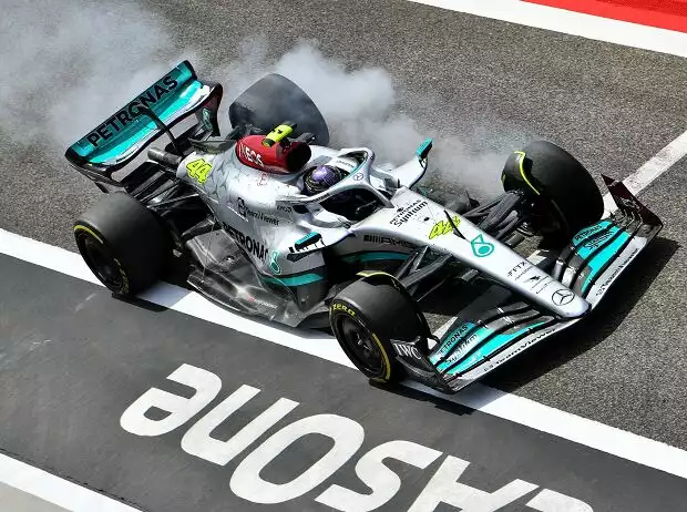 Lewis Hamilton verbremst sich im Mercedes W13 bei den Wintertests vor der Formel-1-Saison 2022 Titel-Bild zur News: Lewis Hamilton verbremst sich im Mercedes W13 bei den Wintertests vor der Formel-1-Saison 2022