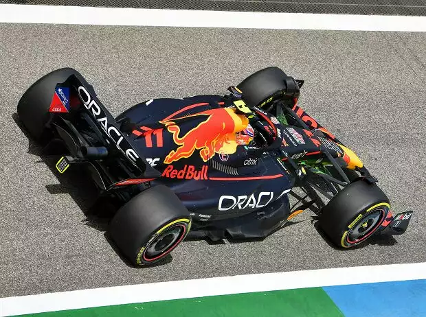 Sergio Perez (Red Bull RB18) bei den Formel-1-Testfahrten in Bahrain 2022 Titel-Bild zur News: Sergio Perez (Red Bull RB18) bei den Formel-1-Testfahrten in Bahrain 2022