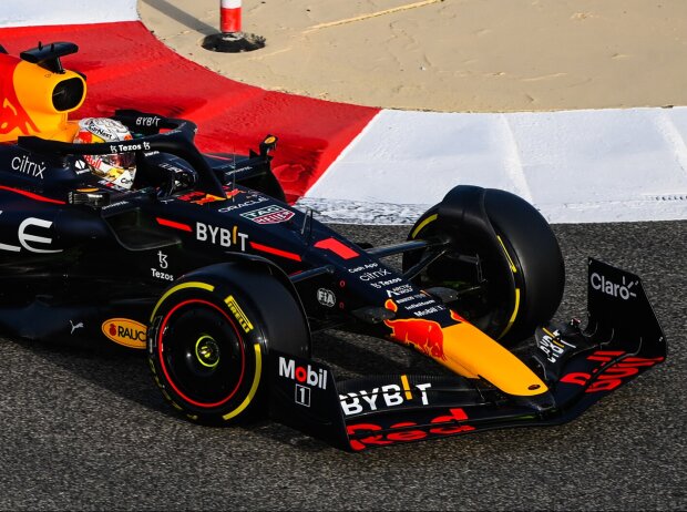 Titel-Bild zur News: Max Verstappen im Red Bull RB18 bei den Formel-1-Wintertests 2022 in Bahrain