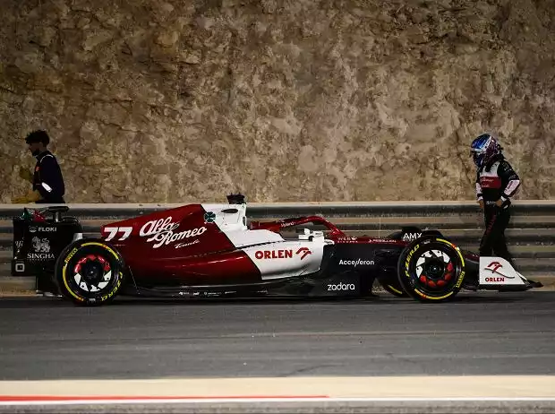 Defekt: Valtteri Bottas, Alfa Romeo C42 Titel-Bild zur News: Defekt: Valtteri Bottas, Alfa Romeo C42