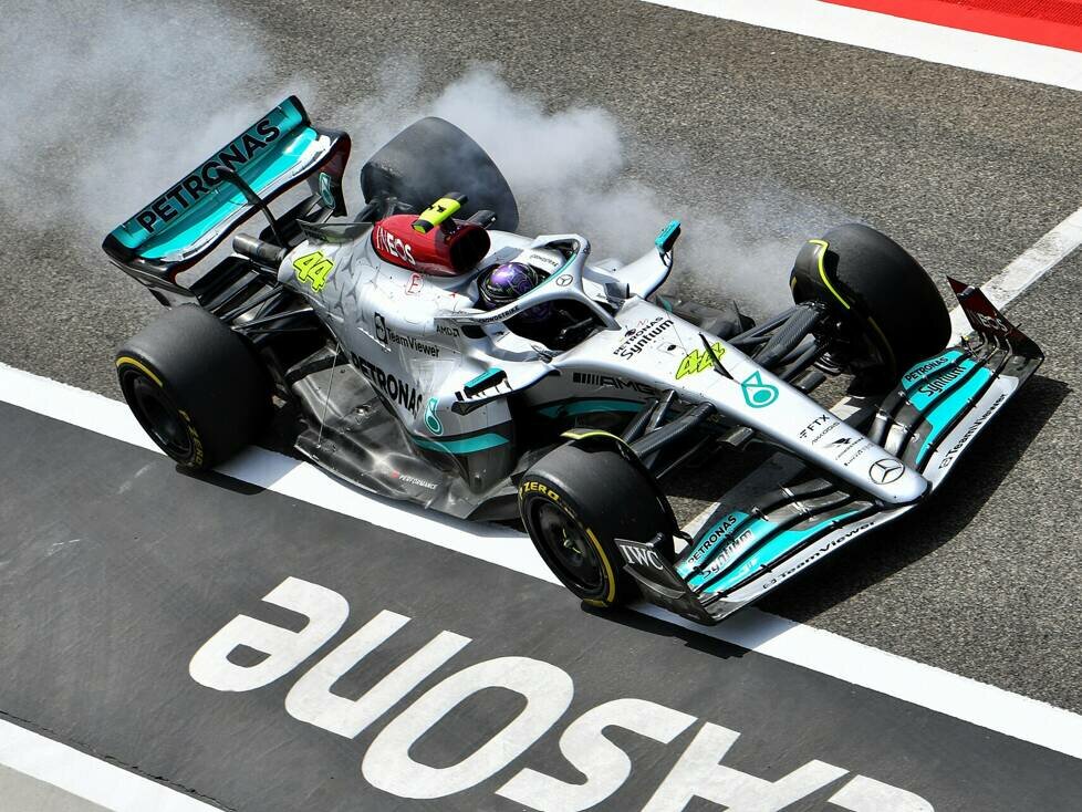 Lewis Hamilton verbremst sich im Mercedes W13 bei den Wintertests vor der Formel-1-Saison 2022