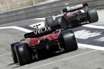 Guanyu Zhou (Alfa Romeo) und Carlos Sainz (Ferrari) 