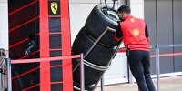 Ein Formel-1-Mechaniker von Ferrari mit Reifen