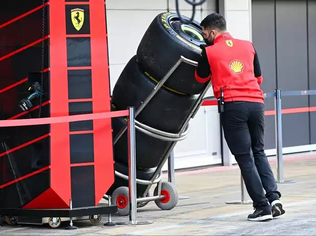 Ein Formel-1-Mechaniker von Ferrari mit Reifen Titel-Bild zur News: Ein Formel-1-Mechaniker von Ferrari mit Reifen