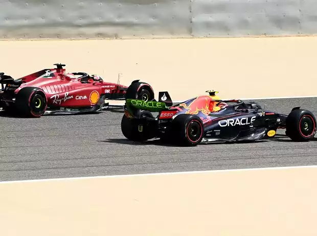Charles Leclerc, Ferrari F1-75, Sergio Perez, Red Bull RB18 Titel-Bild zur News: Charles Leclerc, Ferrari F1-75, Sergio Perez, Red Bull RB18
