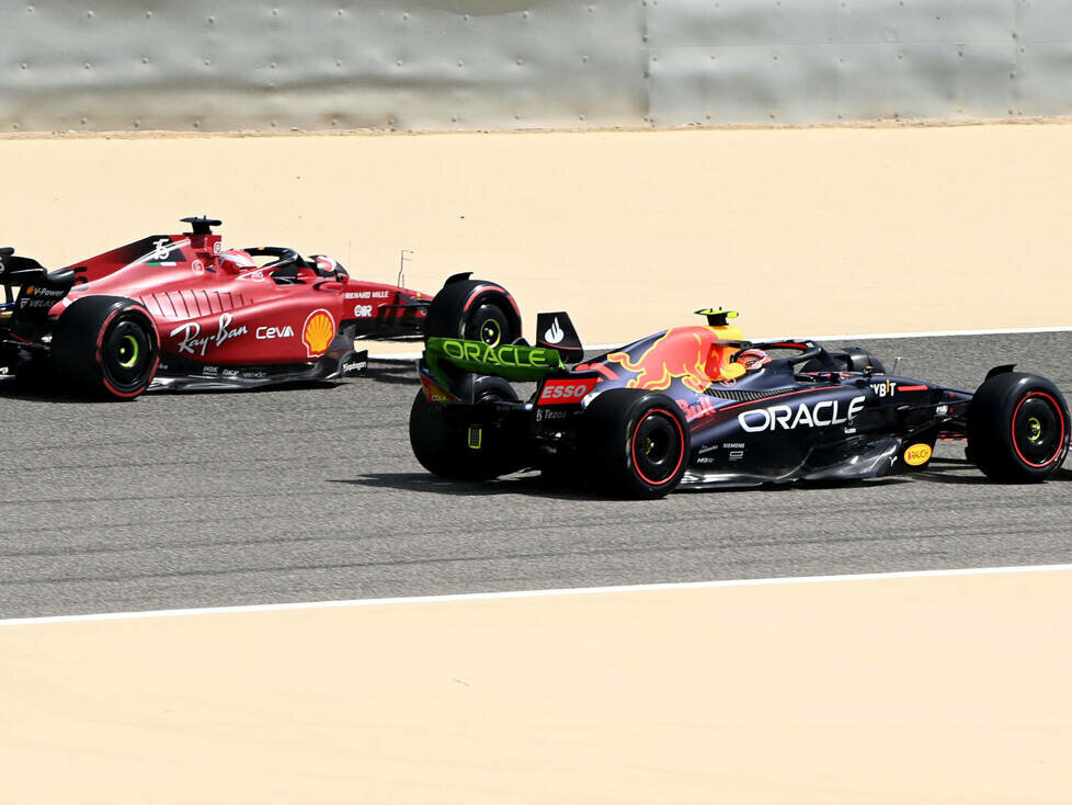 Charles Leclerc, Ferrari F1-75, Sergio Perez, Red Bull RB18