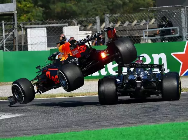 Max Verstappen (Red Bull RB16B) kollidiert beim Formel-1-Rennen von Monza 2021 mit Lewis Hamilton (Mercedes W12) Titel-Bild zur News: Max Verstappen (Red Bull RB16B) kollidiert beim Formel-1-Rennen von Monza 2021 mit Lewis Hamilton (Mercedes W12)