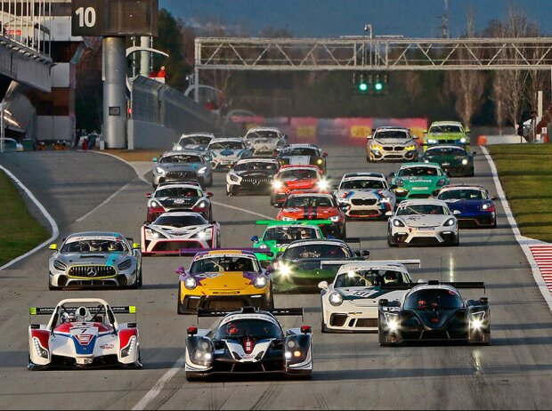 Ein buntes Feld von rund 40 Autos ging in Barcelona an den Start Ein buntes Feld von rund 40 Autos ging in Barcelona an den Start