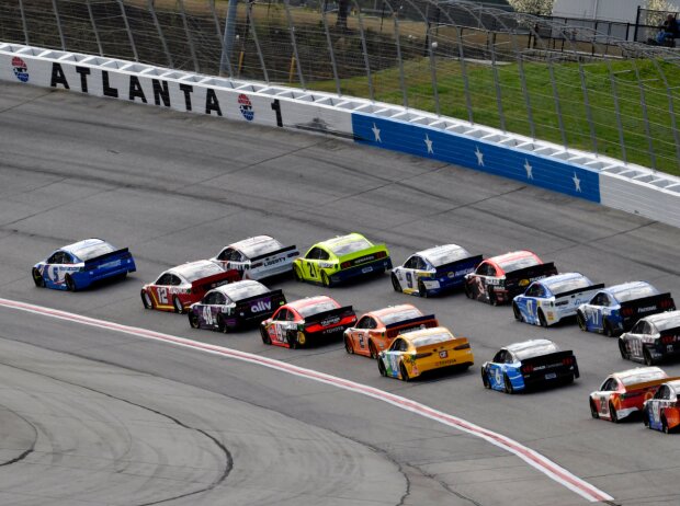 Titel-Bild zur News: NASCAR-Action auf dem Atlanta Motor Speedway