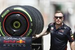 Red-Bull-Mechaniker mit Formel-1-Reifen von Pirelli
