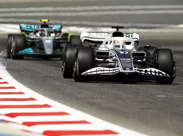 Pierre Gasly vor Lewis Hamilton Titel-Bild zur News: Pierre Gasly vor Lewis Hamilton