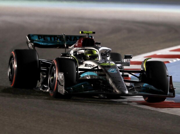 Titel-Bild zur News: Lewis Hamilton (Mercedes W13) im Freien Training der Formel 1 2022 in Bahrain