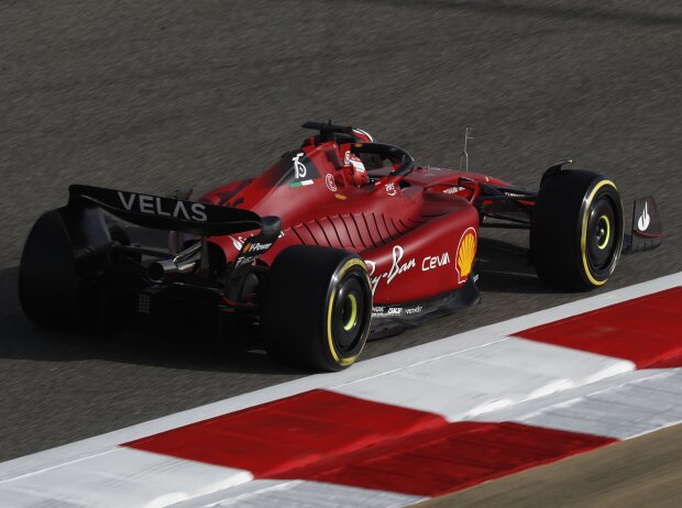 Titel-Bild zur News: Charles Leclerc (Ferrari F1-75) beim Formel-1-Training zum Rennen in Bahrain 2022