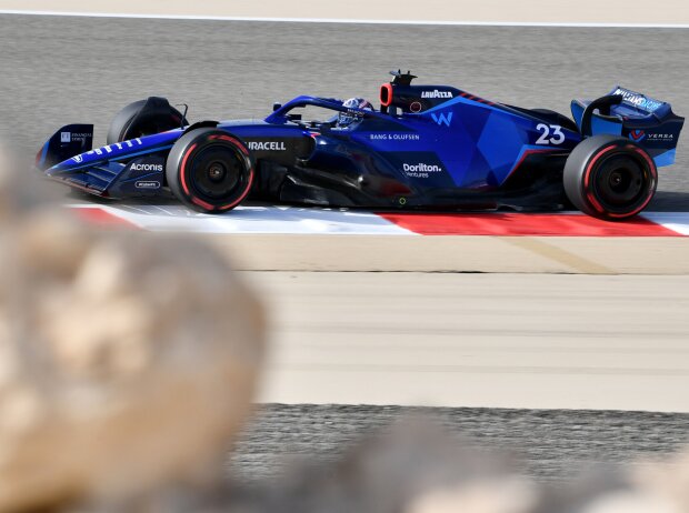Titel-Bild zur News: Alexander Albon (Williams FW44) beim Formel-1-Training zum Rennen in Bahrain 2022