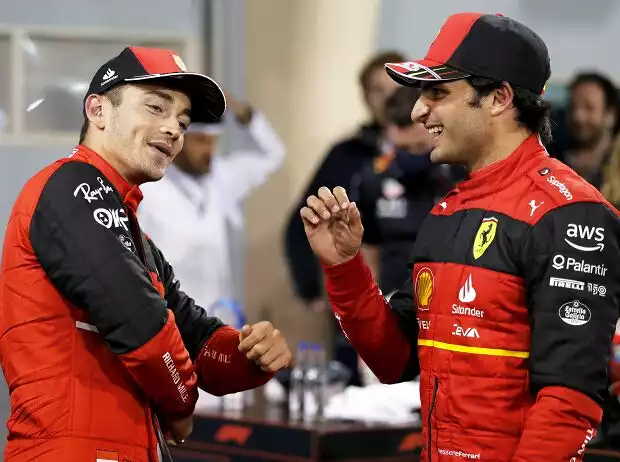 Charles Leclerc, Carlos Sainz (Ferrari) nach dem Qualifying zum Formel-1-Rennen in Bahrain 2022 Titel-Bild zur News: Charles Leclerc, Carlos Sainz (Ferrari) nach dem Qualifying zum Formel-1-Rennen in Bahrain 2022