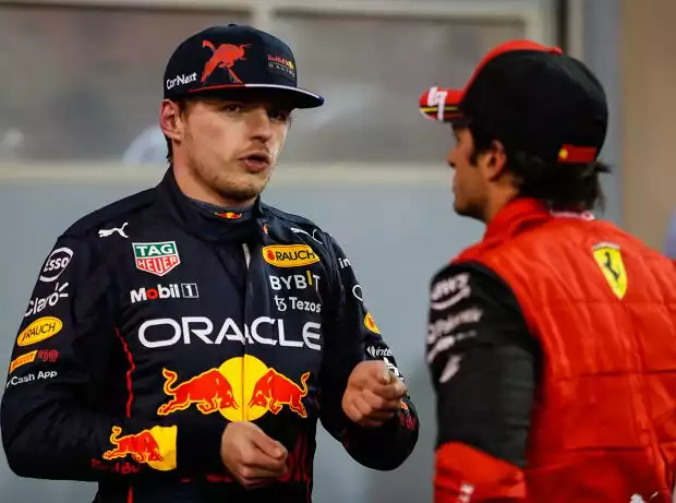 Max Verstappen (Red Bull) und Carlos Sainz (Ferrari) nach dem Qualifying der Formel 1 in Bahrain 2022 Titel-Bild zur News: Max Verstappen (Red Bull) und Carlos Sainz (Ferrari) nach dem Qualifying der Formel 1 in Bahrain 2022
