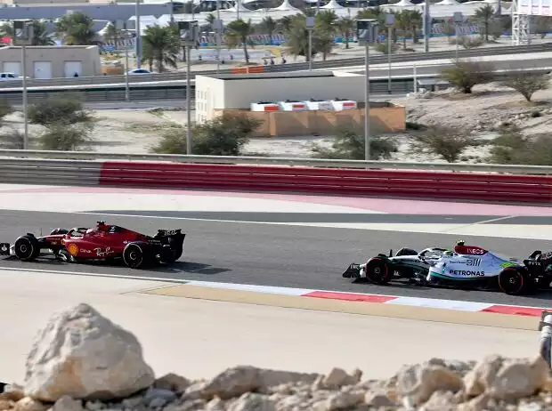 Charles Leclerc im Ferrari vor Lewis Hamilton im Mercedes in Bahrain Titel-Bild zur News: Charles Leclerc im Ferrari vor Lewis Hamilton im Mercedes in Bahrain