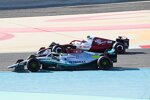Lewis Hamilton (Mercedes) und Guanyu Zhou (Alfa Romeo) 