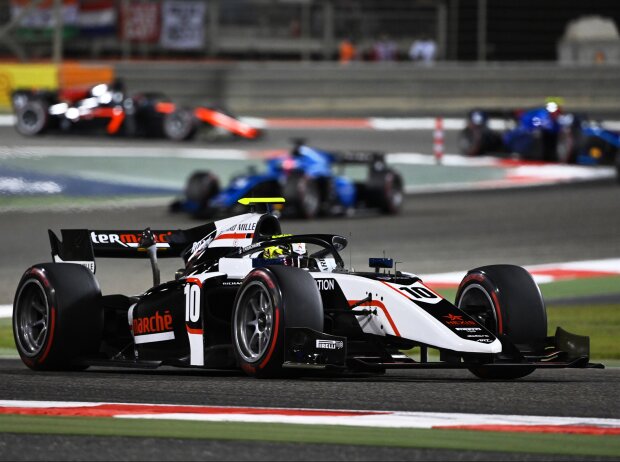Titel-Bild zur News: Theo Pourchaire beim Rennen der Formel 2 in Bahrain 2022