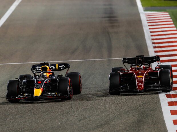 Titel-Bild zur News: Max Verstappen (Red Bull) und Charles Leclerc (Ferrari) beim Formel-1-Rennen in Bahrain 2022